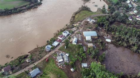 A Brazil storm leaves at least 27 dead and 1,600 homeless while families plead for help